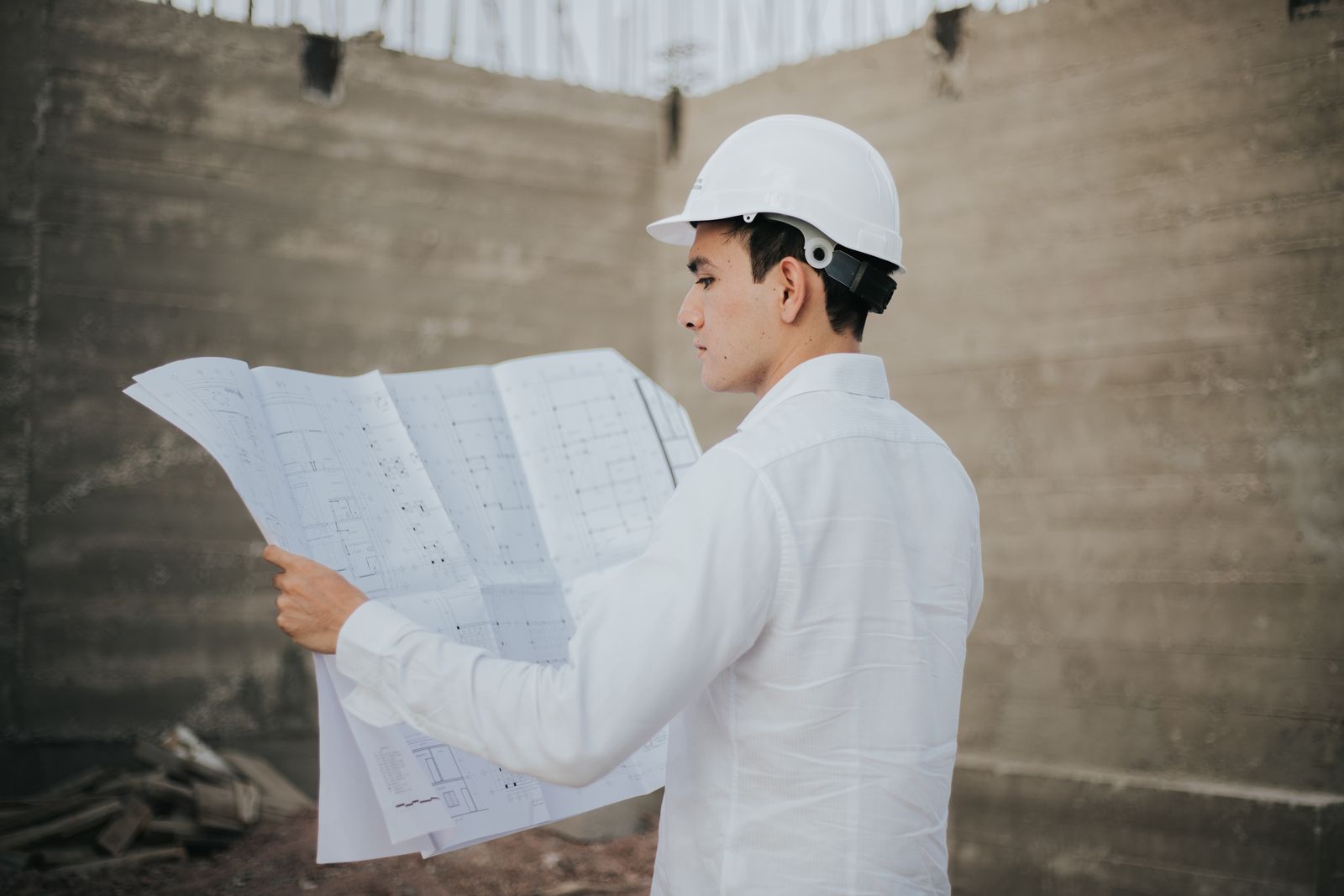 Deux devis travaux comparés sur une table avec mètre, échantillons et plan de rénovation