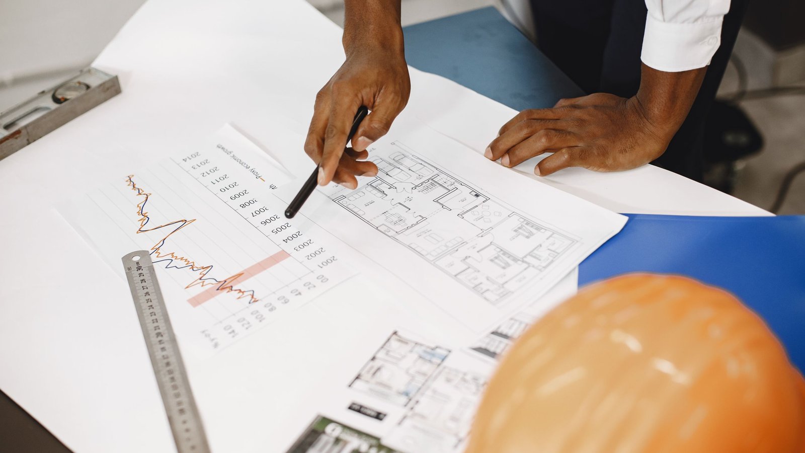 Graphique de l'indice cout de la construction avec courbe trimestrielle et immeubles neufs en arrière-plan.